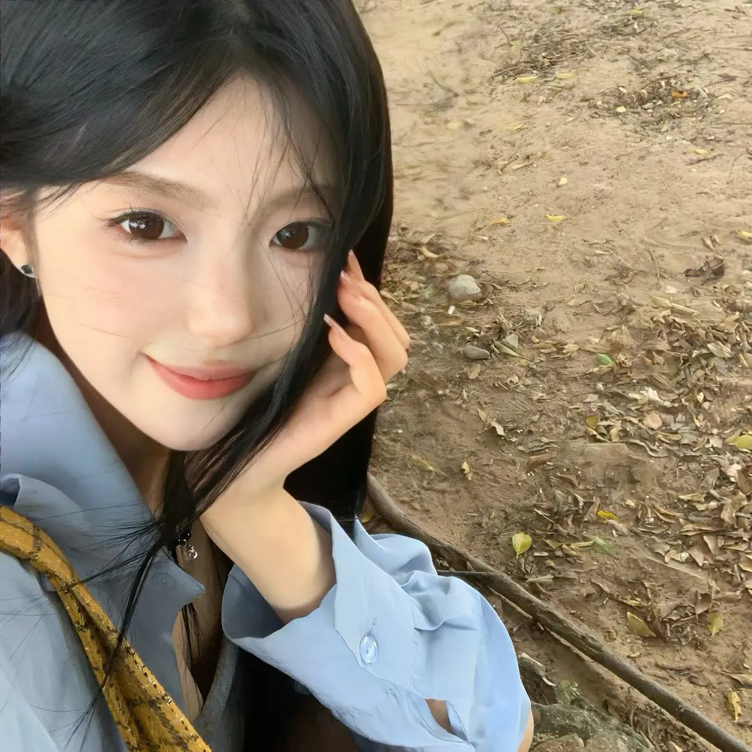 倾盆太阳海报